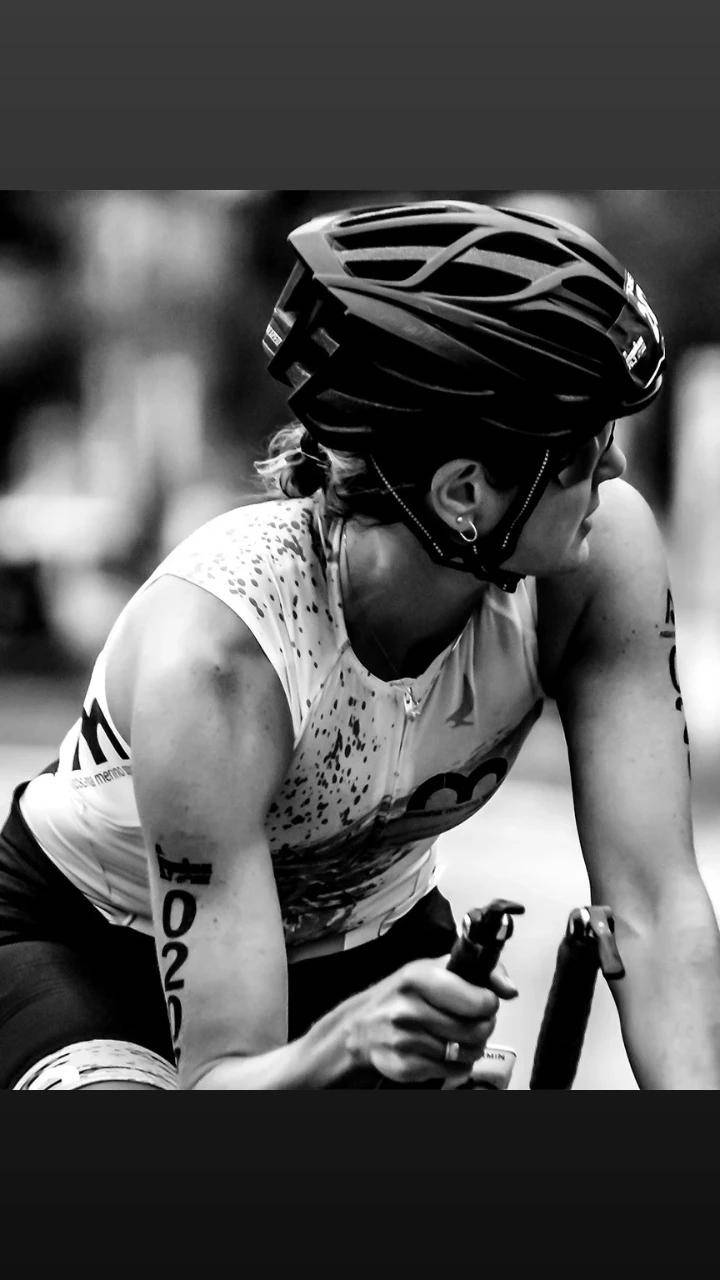 Close em preto e branco de atleta em bicicleta